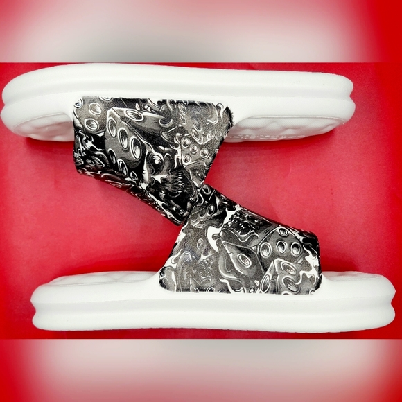 Beach Slides Professionally Customized With Evil Dice Sz 10 Men New - Picture 2 of 4